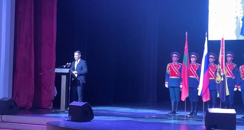 Перед собравшимися выступает Глава Госадминистрации Бендер