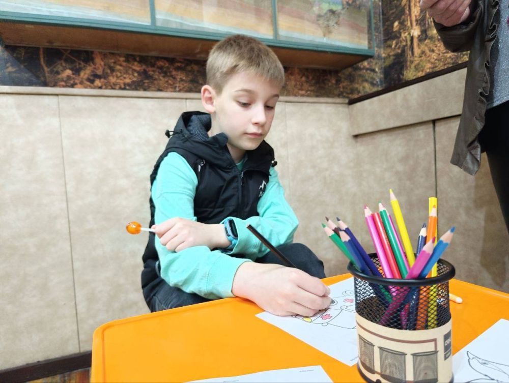 8-летний Артём с мамой Маргаритой уже третий год посещает мероприятие "Ночь в музее" в Бендерском историко-краеведческом