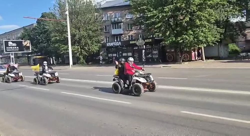 Прохожие останавливаются, чтобы заснять квадроциклы