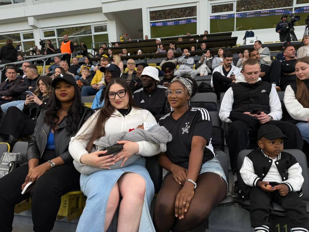 На трибунах жены футболистов с детьми