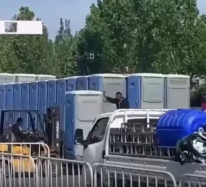 Девушка зашла в уличный туалет и отправилась в путешествие