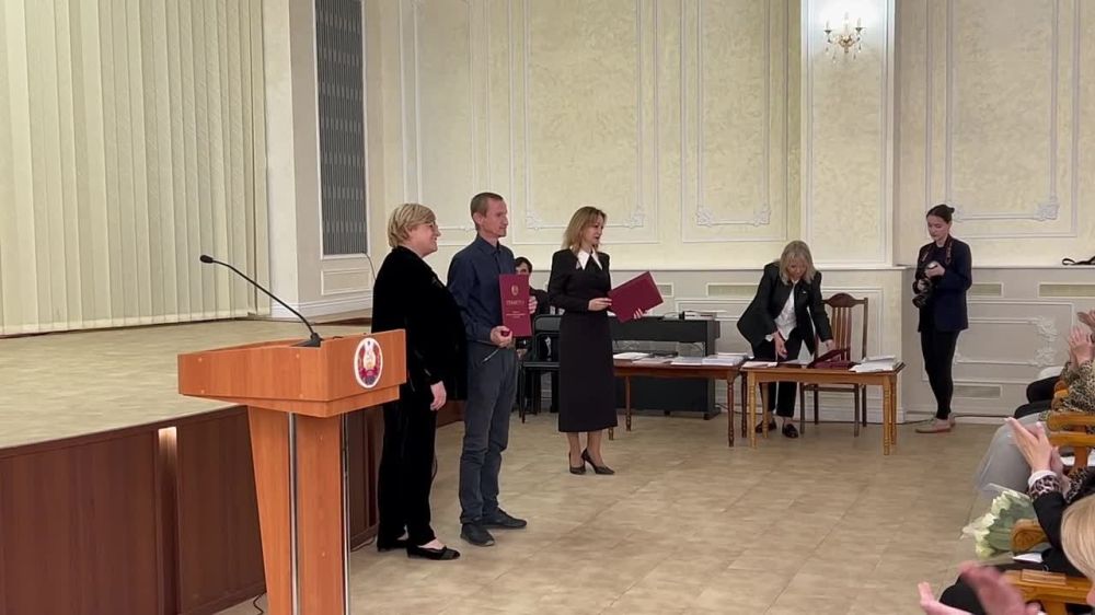 Во Дворце Республики в преддверии Дня работника культуры Галина Антюфеева вручила государственные награды выдающимся деятелям отрасли