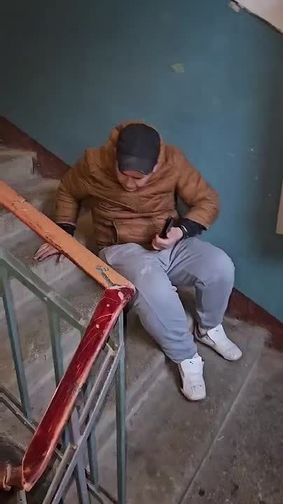 А в Кишиневе на Рышкановке на Мирон Костин 11/2 в первом подъезде, утро начинается с наркоманов желающих купить дозу