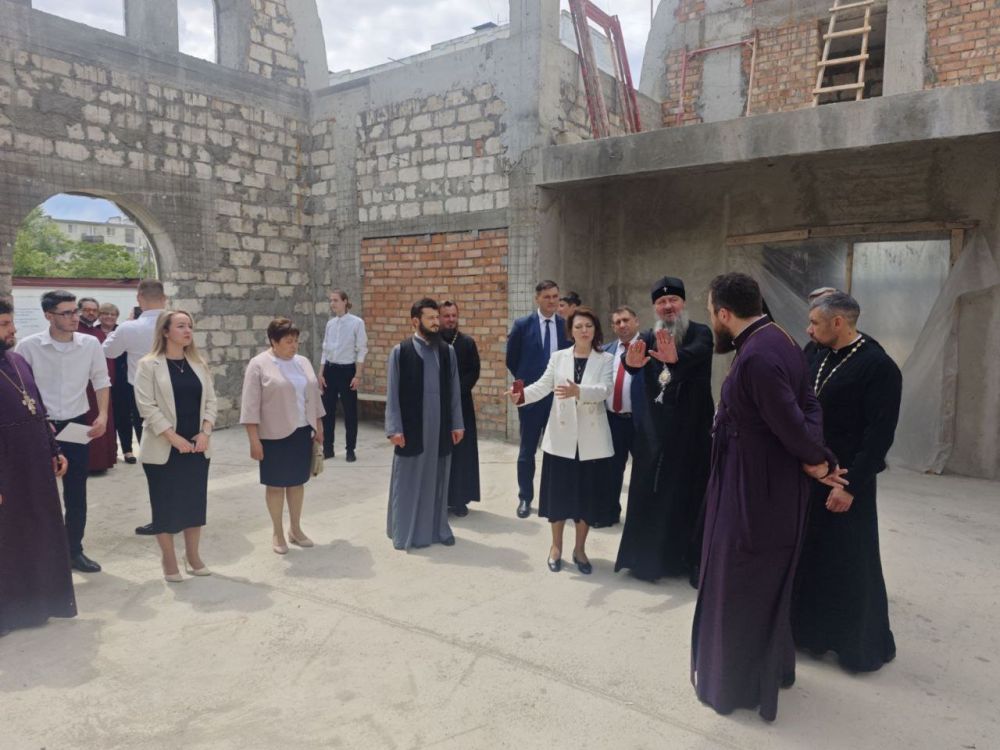 После завершения храмового праздника почетные гости во главе с архиепископом Саввой посетили строящийся храм в честь пророка Божия Ильи