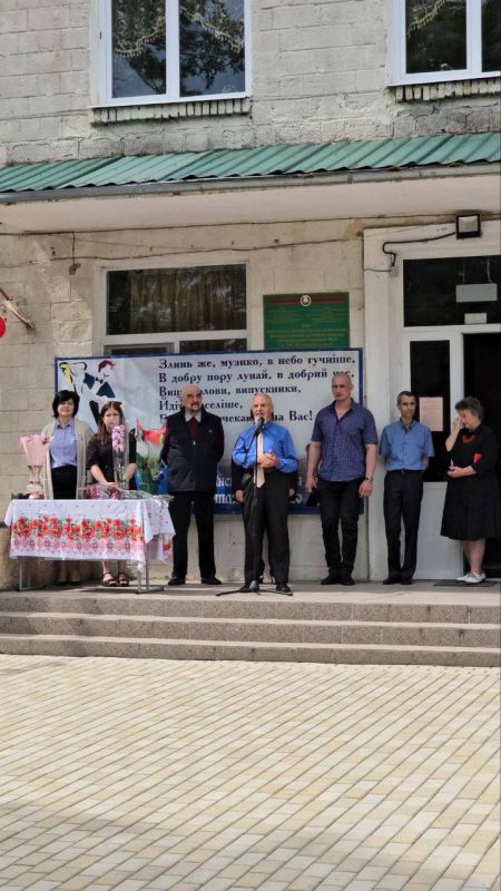 На школьном празднике в Бендерской гимназии N3 - почетный гость: первый Президент Приднестровской Молдавской Республики Игорь Николаевич Смирнов