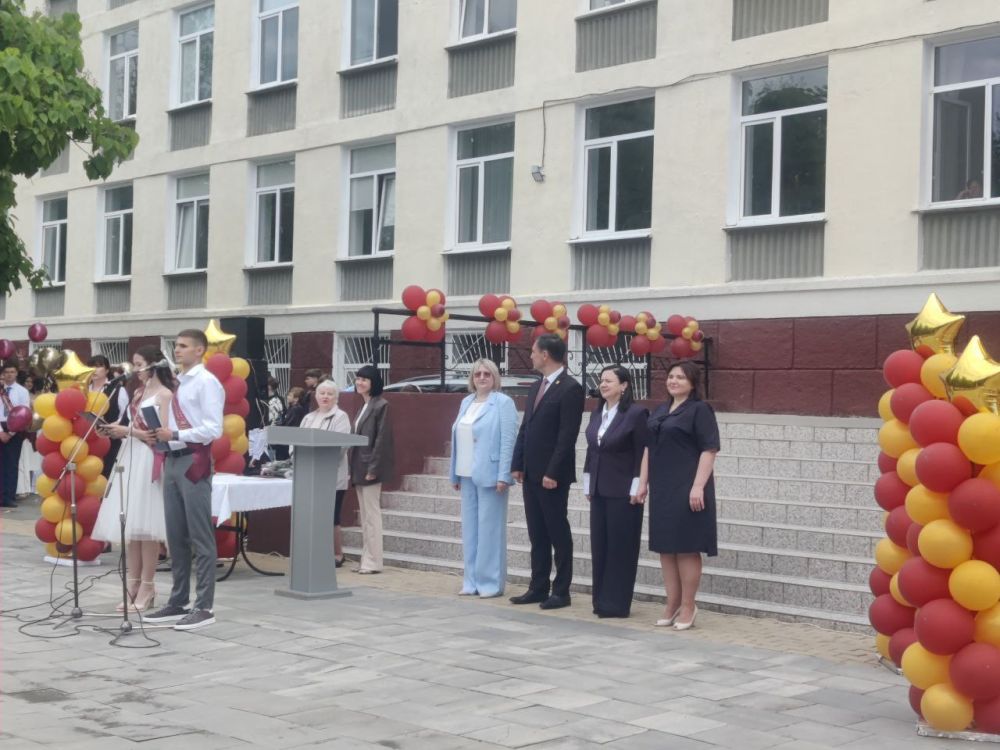 На торжественной линейке в теоретическом лицее им. Л. С. Берга присутствуют министр просвещения Светлана Иванишина, глава госадминистрации Роман Иванченко и начальник УНО г. Бендеры Наталья Ткаченко