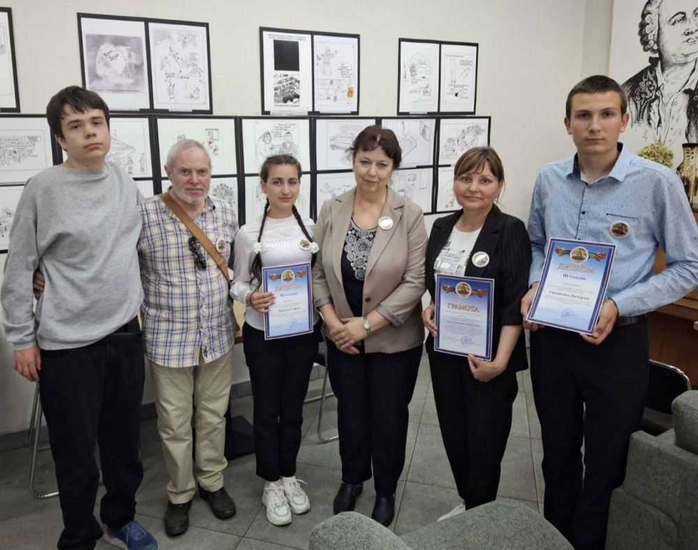 Ученик 10-А класса Каменской ОСШГ № 2 Андрей Самоний, а также команда Севериновской школы стали призёрами исторического конкурса, посвящённого 80-летию Великой Победы