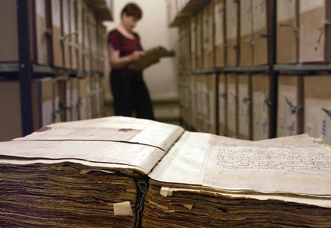 Вадим Красносельский поздравил работников архивов и управления документацией с профессиональным праздником