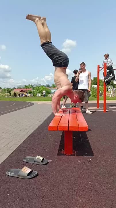 Парни на площадке показывают класс!