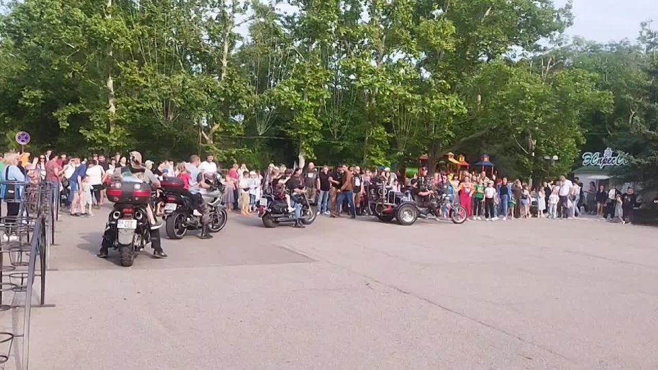 Сегодня на площади настоящий праздник! Байкеры катают детей — и это не просто аттракцион, а море эмоций, адреналина и счастья!