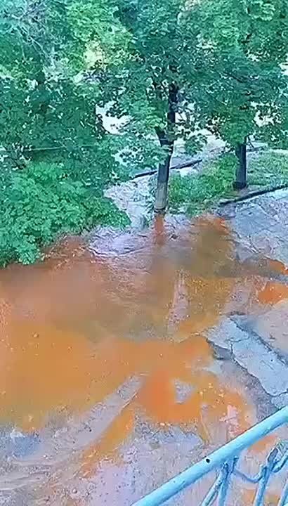 Истоком ржавой реки оказалась лопнувшая труба у магазина «Заря»
