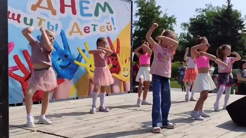 Дети веселятся в Каменке. Сегодня всё для них: танцы, игры, мыльные пузыри