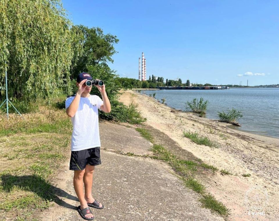 Так на лимане в Днестровске спасатели смотрят, чтобы никто не заплывал за буйки