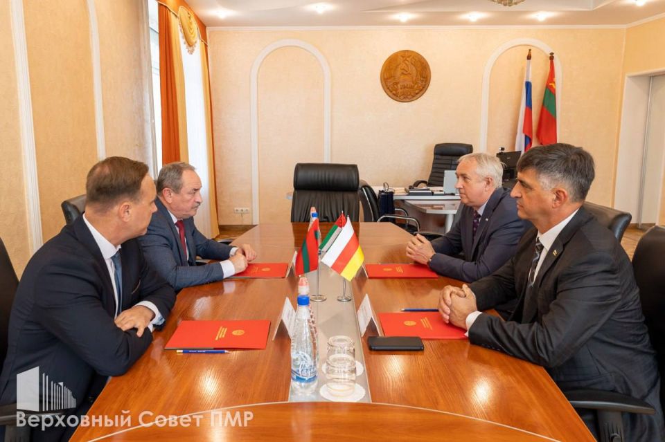 Председатель Верховного Совета ПМР Александр Коршунов встретился с послами Абхазии и Южной Осетии в Приднестровье Александром Ватаманом и Виталием Янковским
