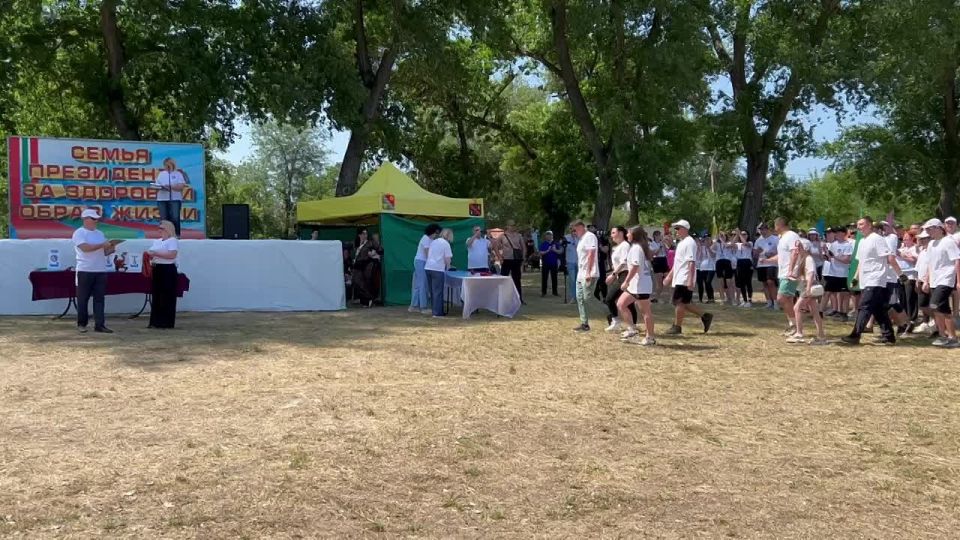 Заслуженные медали и грамоту за второе место получает команда «Верховный дракон»