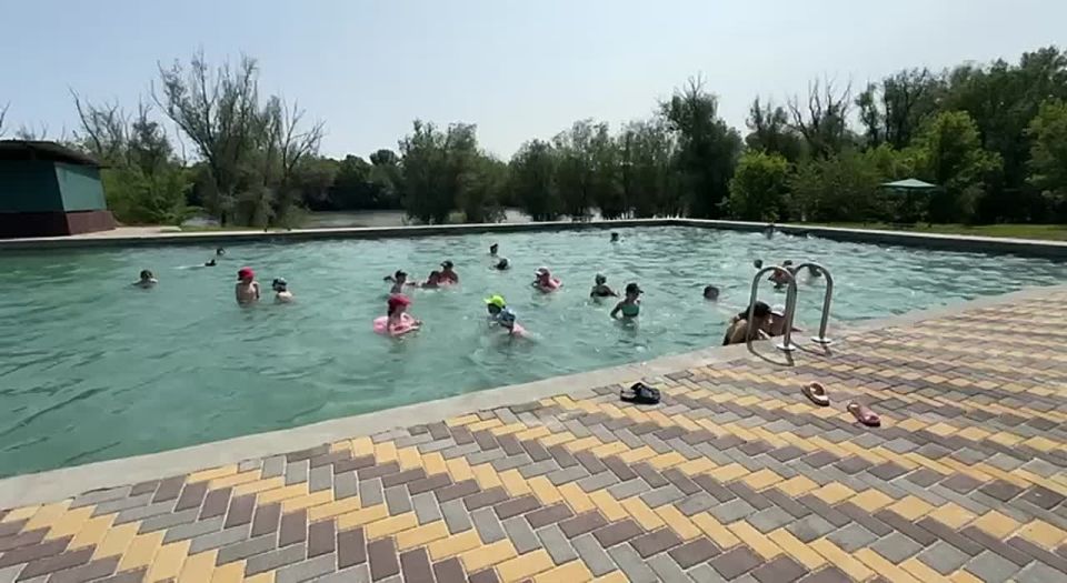 Послушайте эмоции мальчишек и девчонок в бассейне лагеря «Днестровские зори»