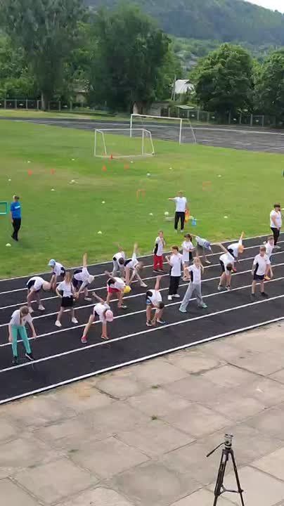 В Каменке на стадионе «Октомбрие» включили музыку и делают зарядку