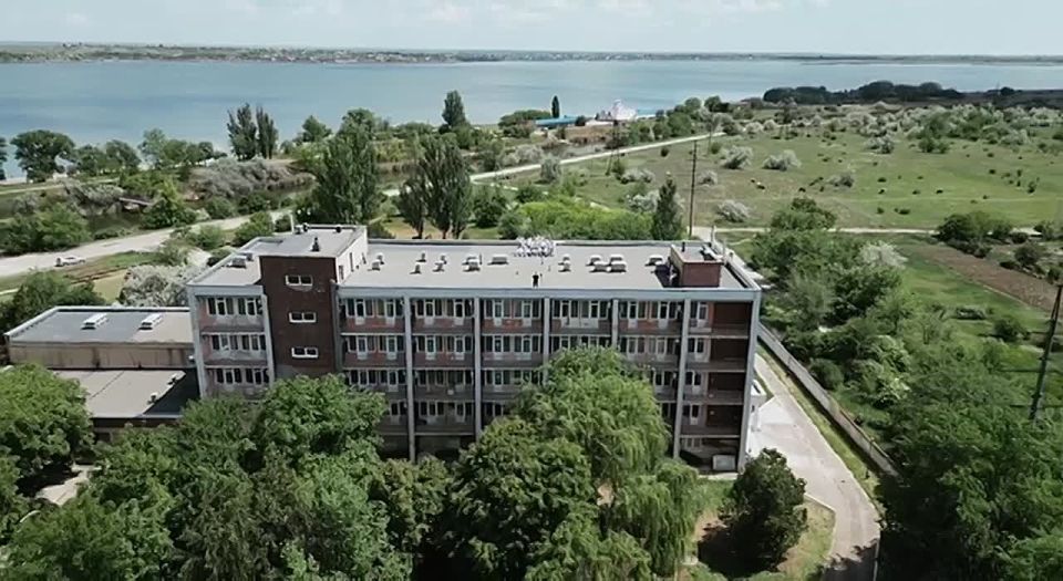 Выпускники Днестровской школы №2 запустили флешмоб: придумали танец под песню «Город поет со мной в унисон»