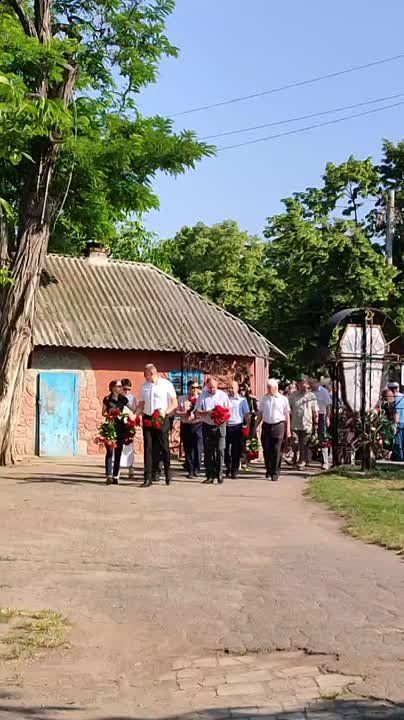 В Каменке всем городом несут цветы к Мемориалу на городском кладбище