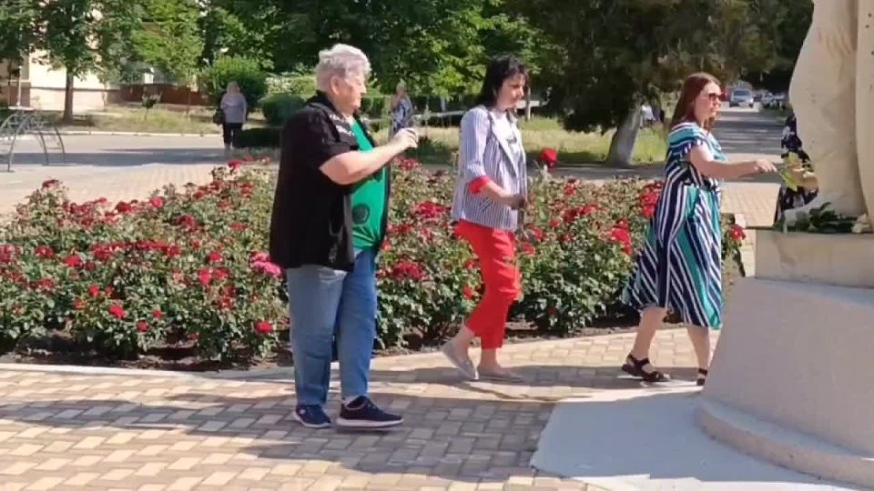 Возложение в Днестровске к памятнику трём воинам