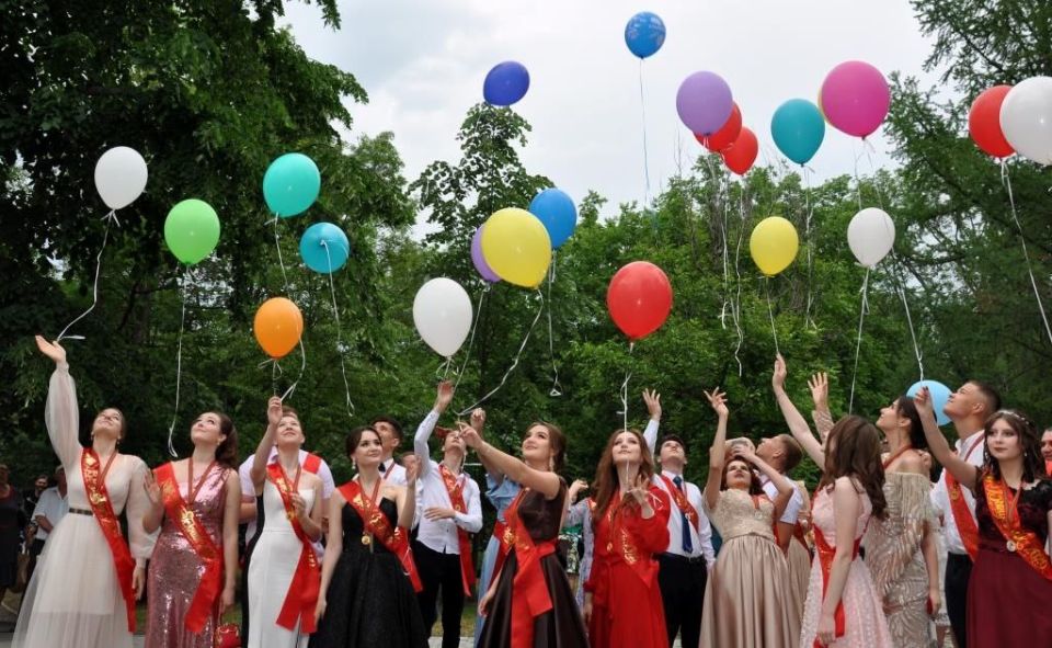 Уважаемые жители Каменского района! В виду многочисленных вопросов доводим до вашего сведения, что районный бал выпускников 11 классов состоится в Каменке 20 июня в парке П.Х. Витгенштейна