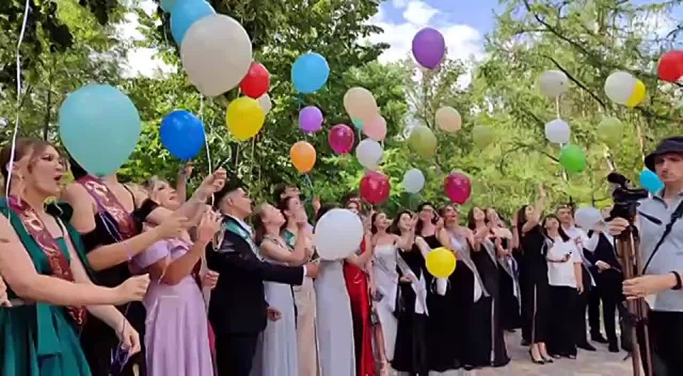 В Каменке сегодня тоже вручают аттестаты и медали