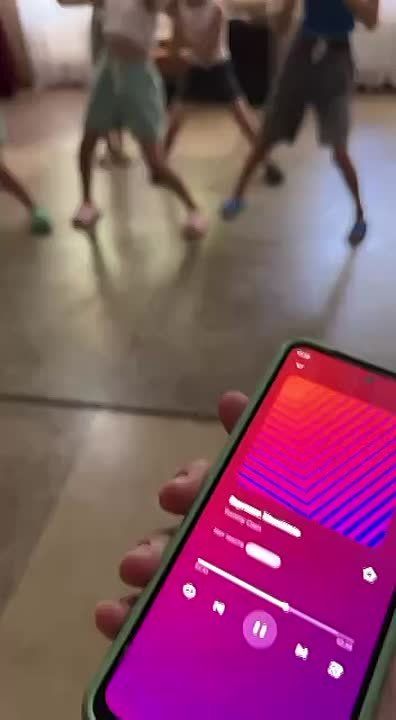 Воспитанники столичного детского дома выясняют, кто лучше танцует под популярную песню «Эспрессо макиато»