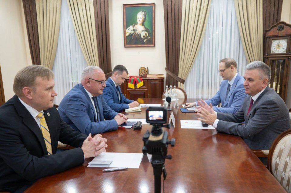 Президент Вадим Красносельский провёл встречу с послом Украины в РМ Пауном Роговеем