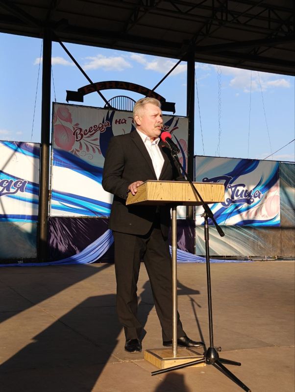 "Дорогие выпускники, вы — гордость Бендер! Среди вас — медалисты, победители олимпиад, творческие и целеустремлённые личности