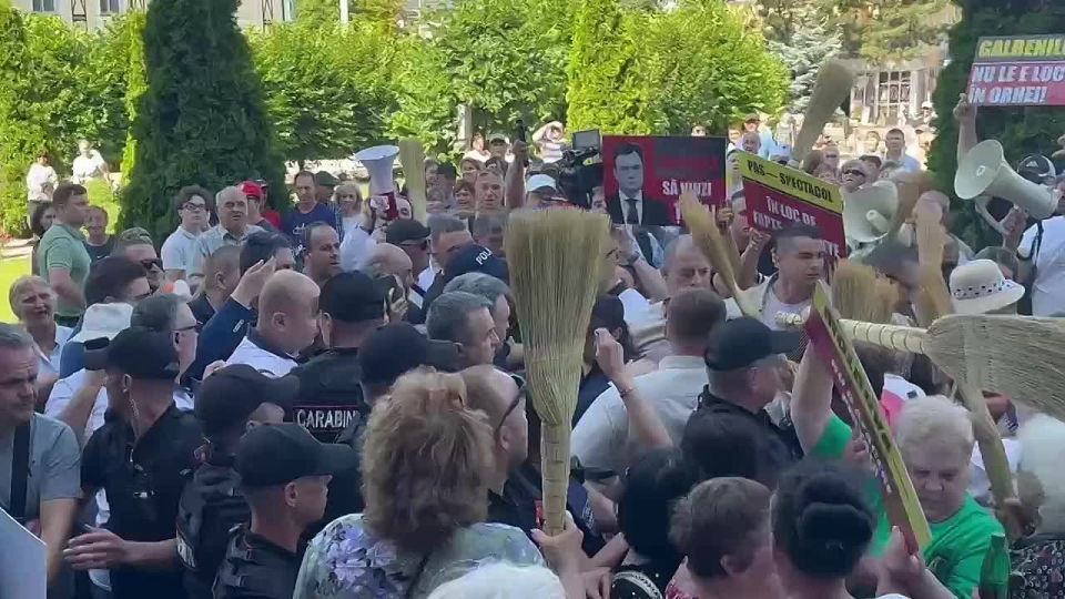 Протест в Оргееве: веник против премьера