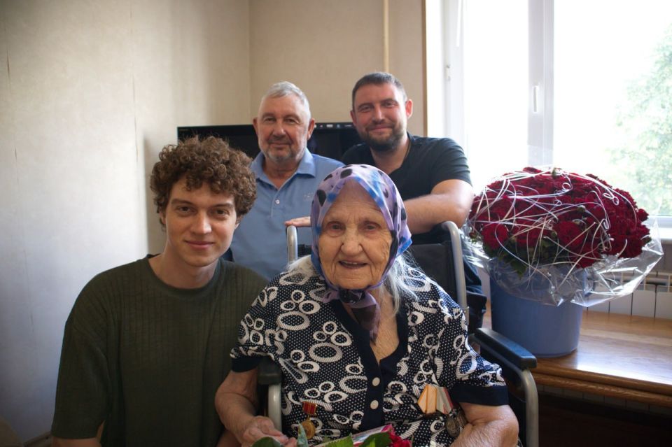 ������� 100-������ ������ �������� ������� ����� ���� ��������