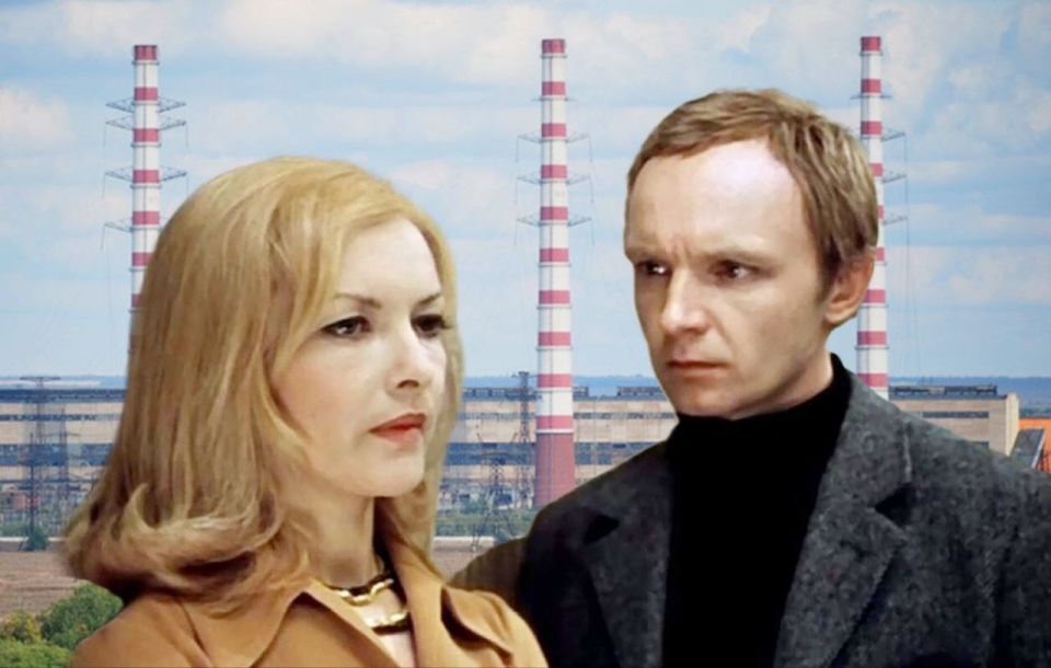 По иронии судьбы в квартиру в Днестровске зашел житель села Глиное, уселся на диван и пытался выяснить у хозяйки, что она делает в чужой квартире