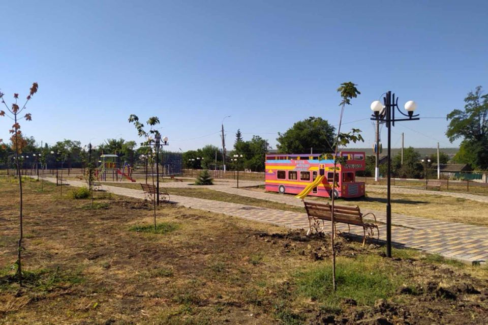 В Дубоссарах чей-то батя чуть не попал в милицию за то, что забрал сломанные качели из Маминого парка и починил их