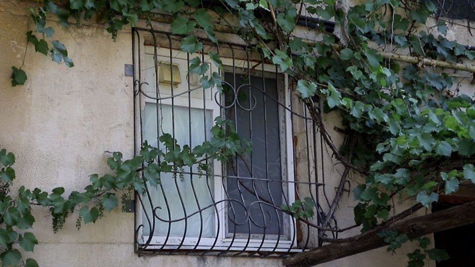 Спали на полу и носили грязную одежду: В Бендерах две девочки и лежачая женщина три года прожили в изоляции – соседи не подозревали, что рядом живут дети