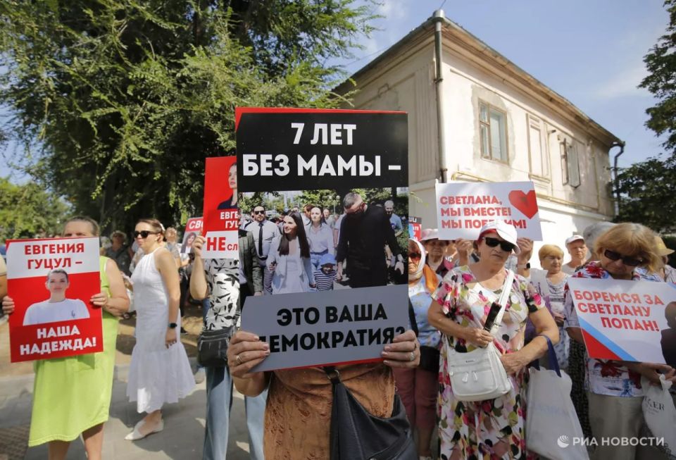 На заседании Народного собрания Гагаузии и.о. главы автономии призвал к неповиновению властям Молдовы, сообщает РИА «Новости»