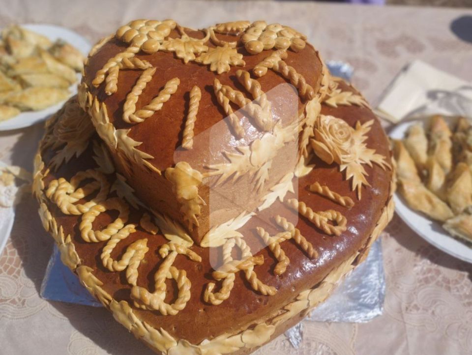 Вот такой каравай испекли в Дойбанах (Дубоссарский район) в честь начала уборки винограда на плантациях «Квинта»