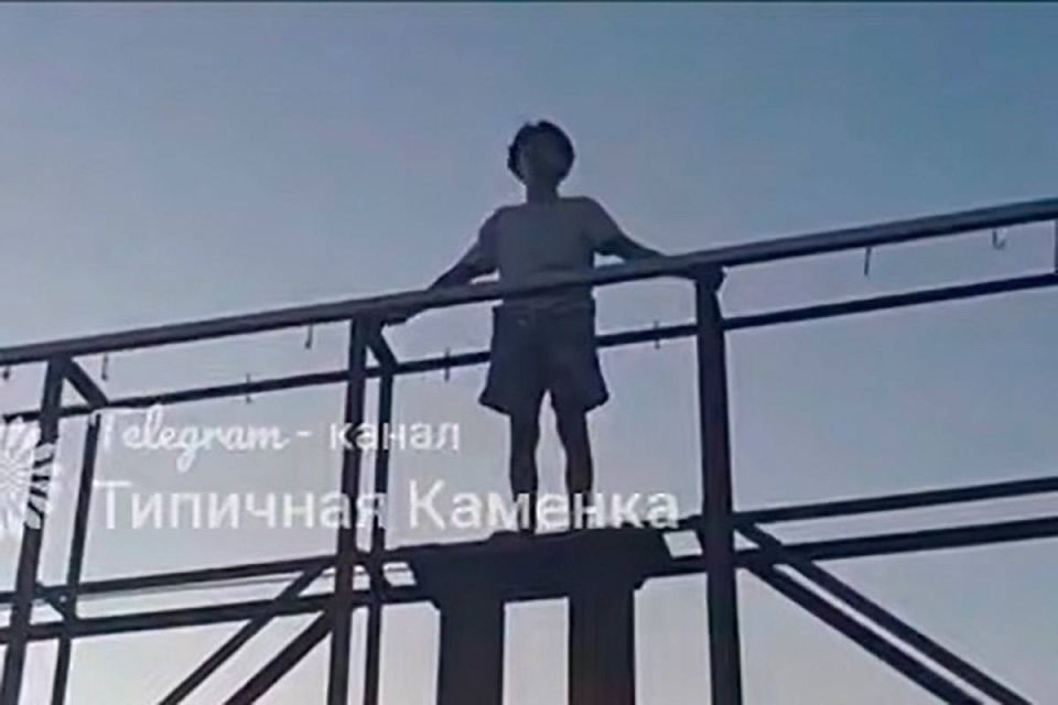 В Каменке 14-летний подросток залез на билборд и повторил "распятие" — крайне опасный тренд из соцсетей