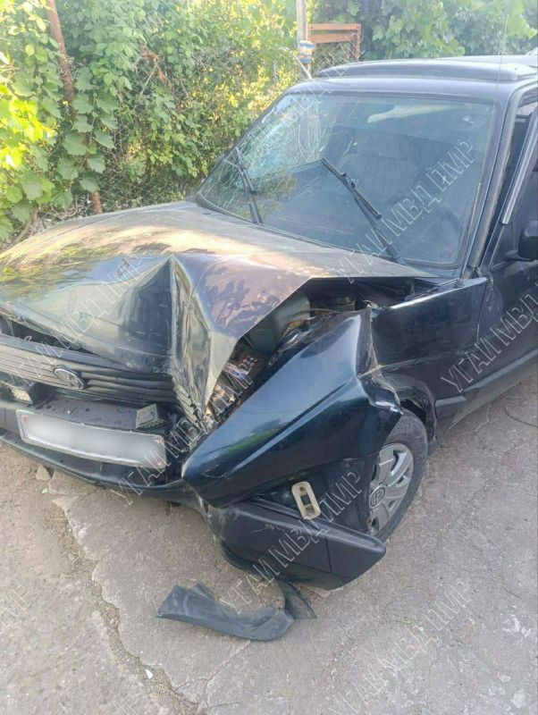 В Дубоссарах на улице Готвальда «Фольксваген» с 36-летним водителем врезался в столб — мужчина отвлёкся за рулём