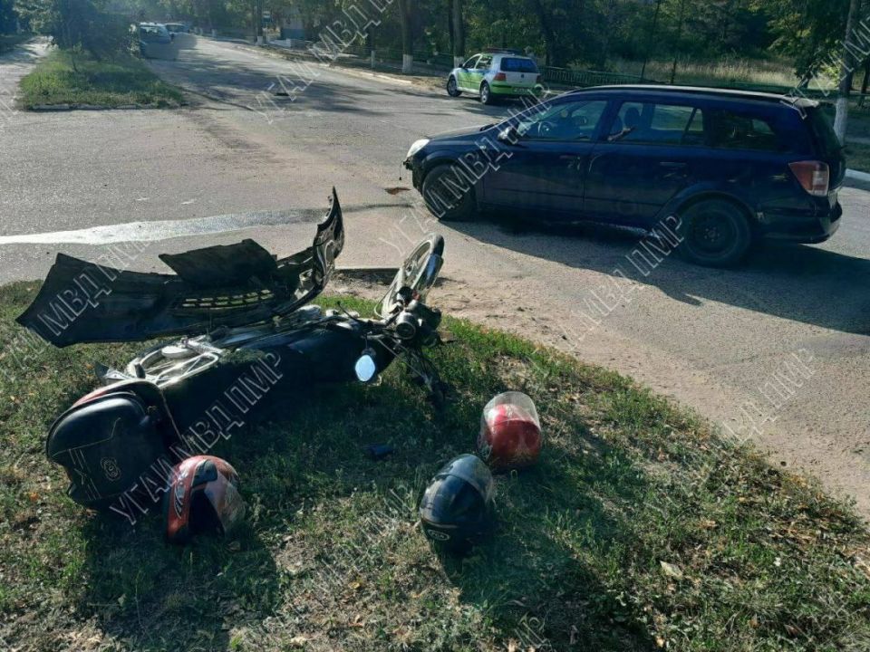 В Каменке «Опель» столкнулся с двумя подростками на мотоцикле