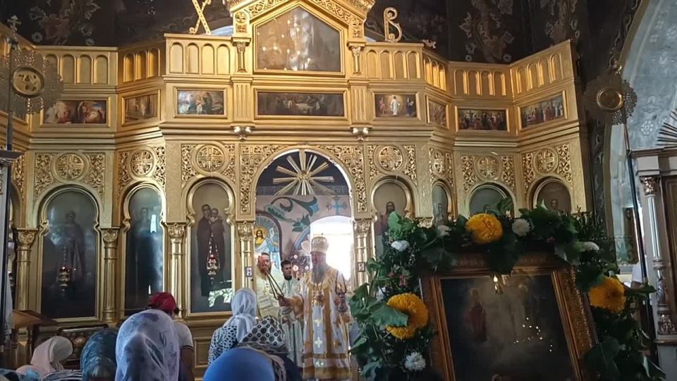 Торжественное Богослужение в Преображенском Соборе возглавил архиепископ Тираспольский и Дубоссарский Савва