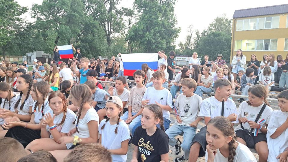 Песни, флаги и мороженое: в «Днестровских зорях» отметили День российского флага