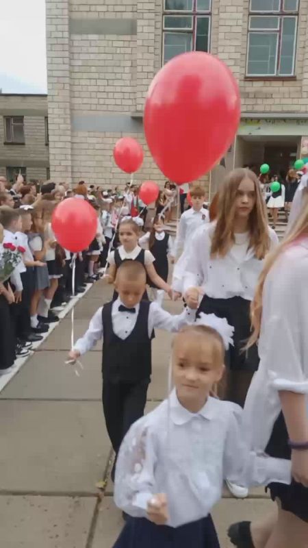 Глава госадминистрации Бендер Роман Иванчекно сегодня побывал на линейке в средней школе №18