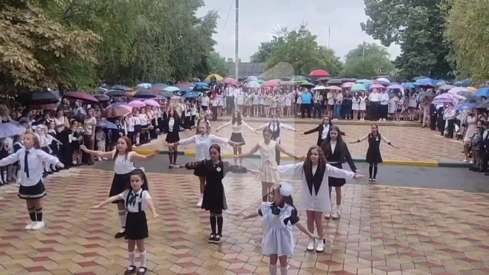 В Дубоссарах школьники раскачали танцпол праздничную линейку