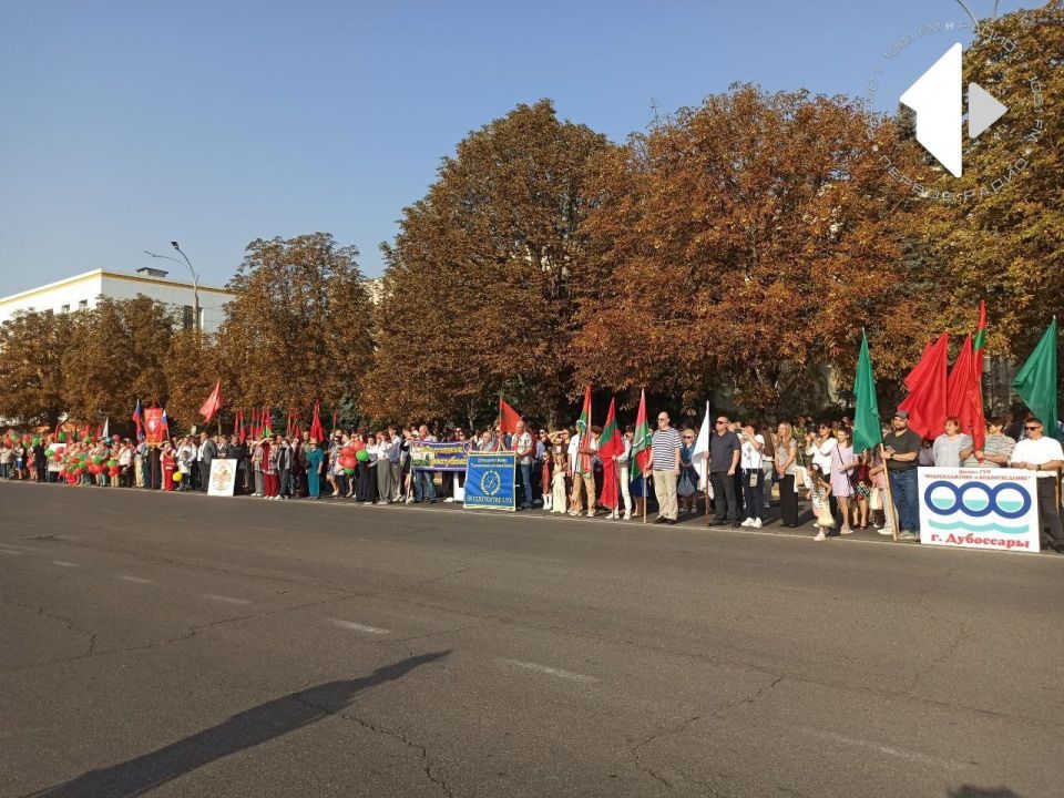 Дубоссары отмечают День Республики зажигательными народными танцами