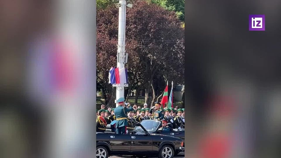 Военный парад в честь 35-летия Приднестровской Молдавской Республики начался в Тирасполе на площади Суворова, сообщили местные СМИ