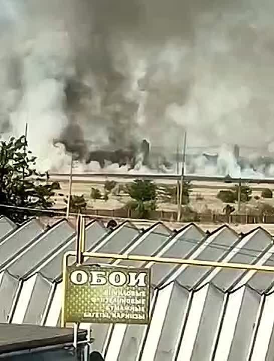 Огонь и дым подступают к городской застройке, площадь пожара за железкой становится всё больше