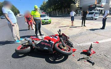 ДТП в центре Тирасполя. На улице Покровской сегодня днем столкнулись Lexus и мотоцикл