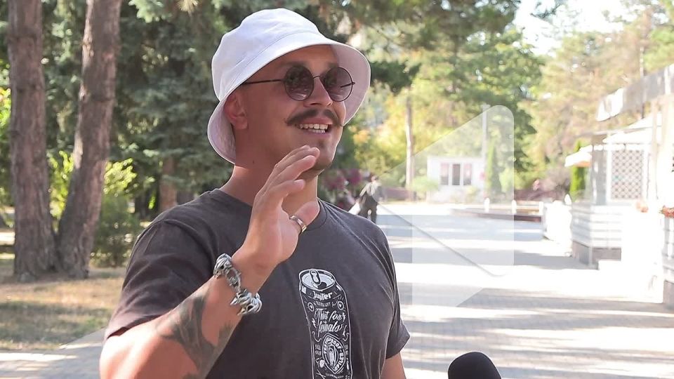 Рельефы, как на Кавказе. Яркие дома