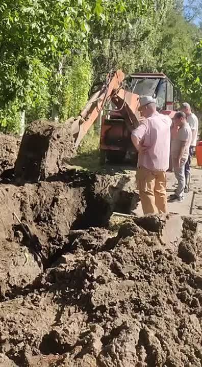 «В данный момент мы занимаемся расчисткой трубы. В зоне отключения находится весь микрорайон Шелковый: улицы 8 Марта, Тимирязева, Букова, Луначарского, Текстильщиков, а также третий Индустриальный переулок. Планируем...