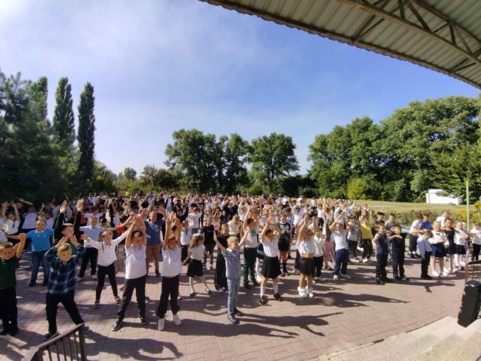 Школьники из Рыбницы делают зарядку перед уроками